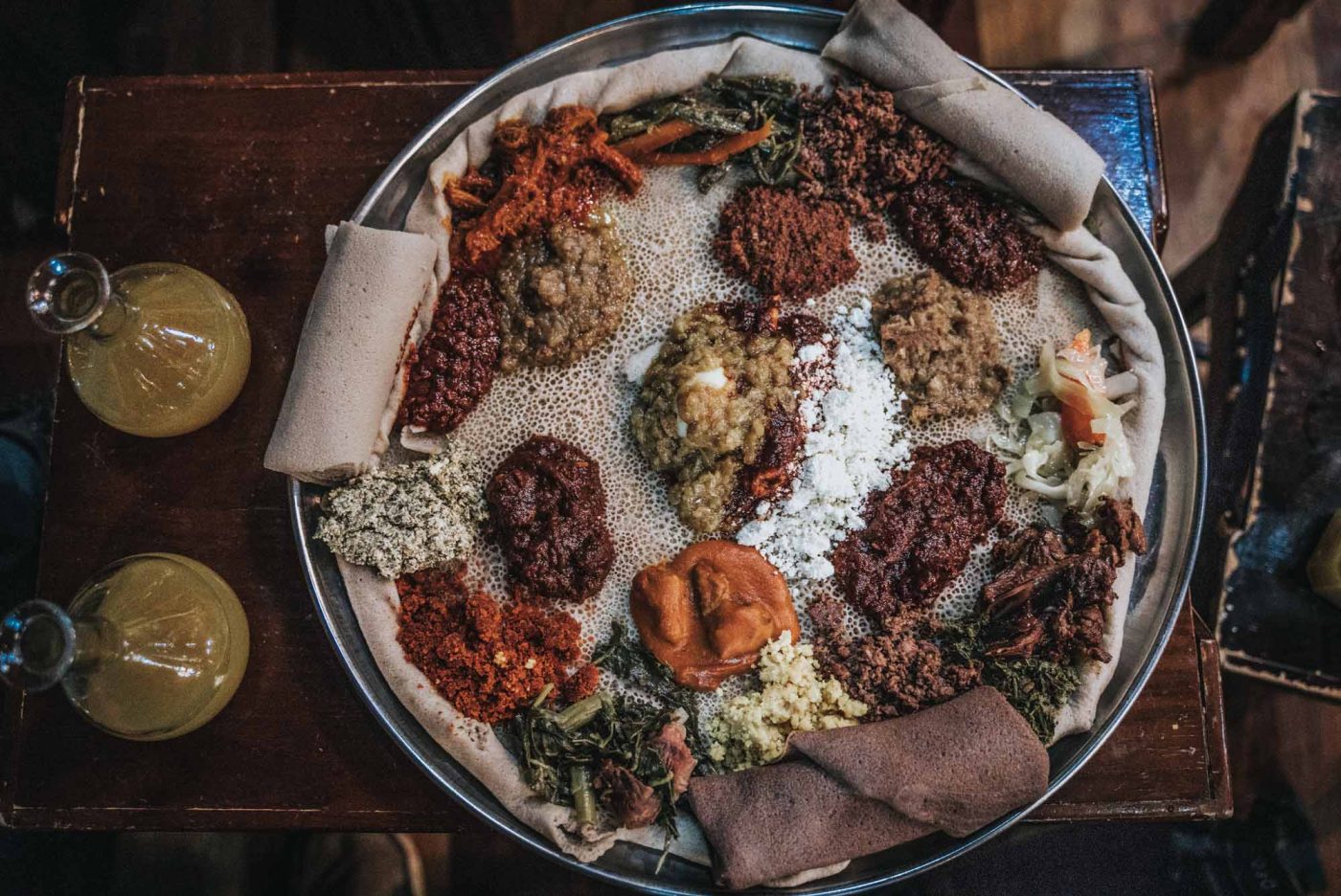 这是一种埃塞俄比亚的传统食物，配以印吉拉