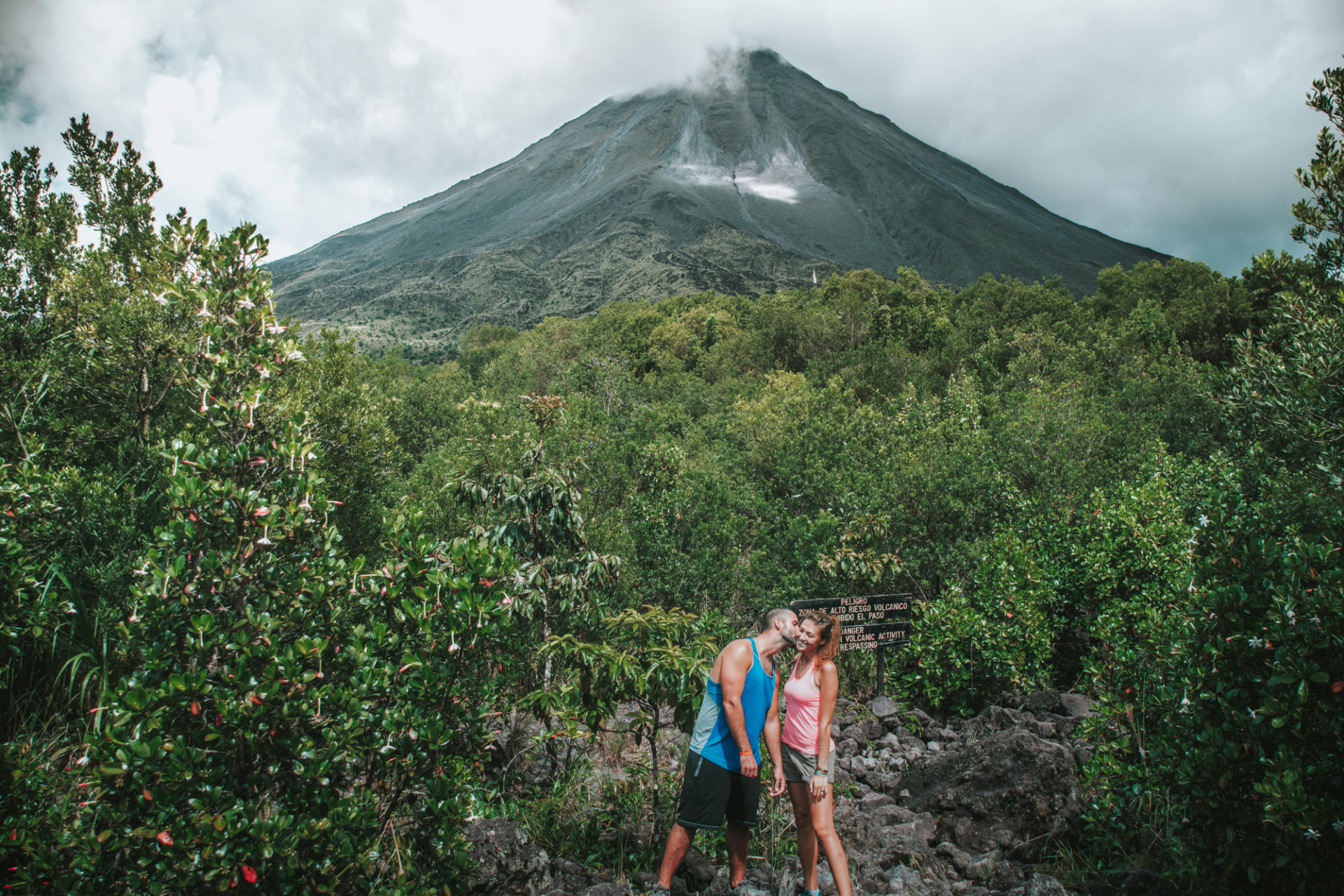 从哥斯达黎加拉福图纳的阿雷纳尔火山国家公园的小径上欣赏阿雷纳尔火山的美丽景色