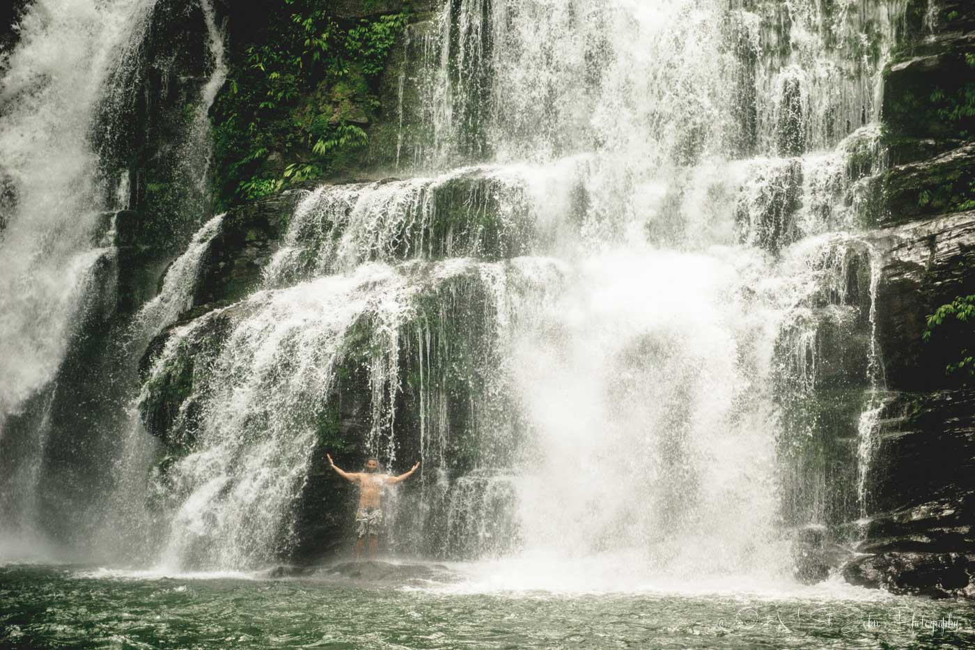 麦克斯在诺雅卡瀑布享受清晨冰冷的水