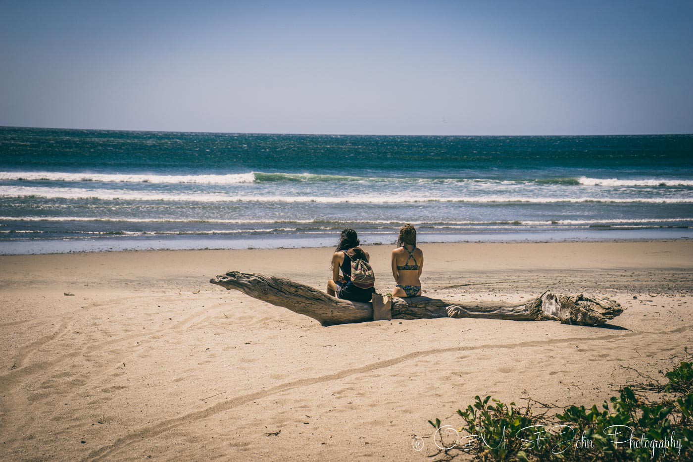诺萨拉旅游小贴士:两个背包客在普拉亚圭亚内斯的海滩上。Nosara。哥斯达黎加