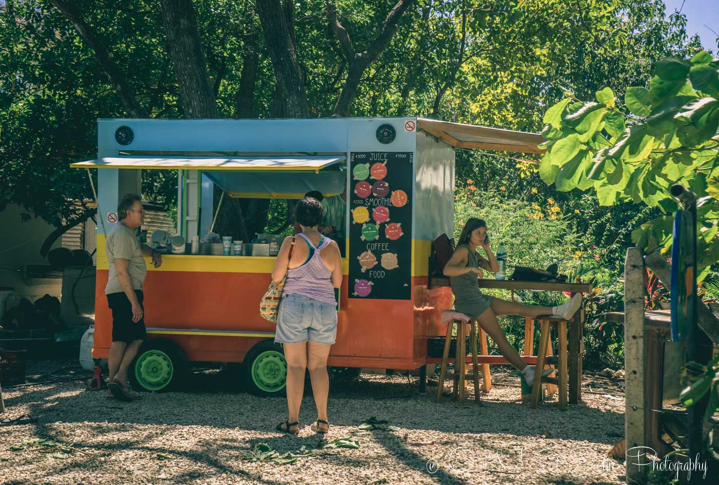 去普拉亚瓜内斯的果汁卡车。Nosara、哥斯达黎加