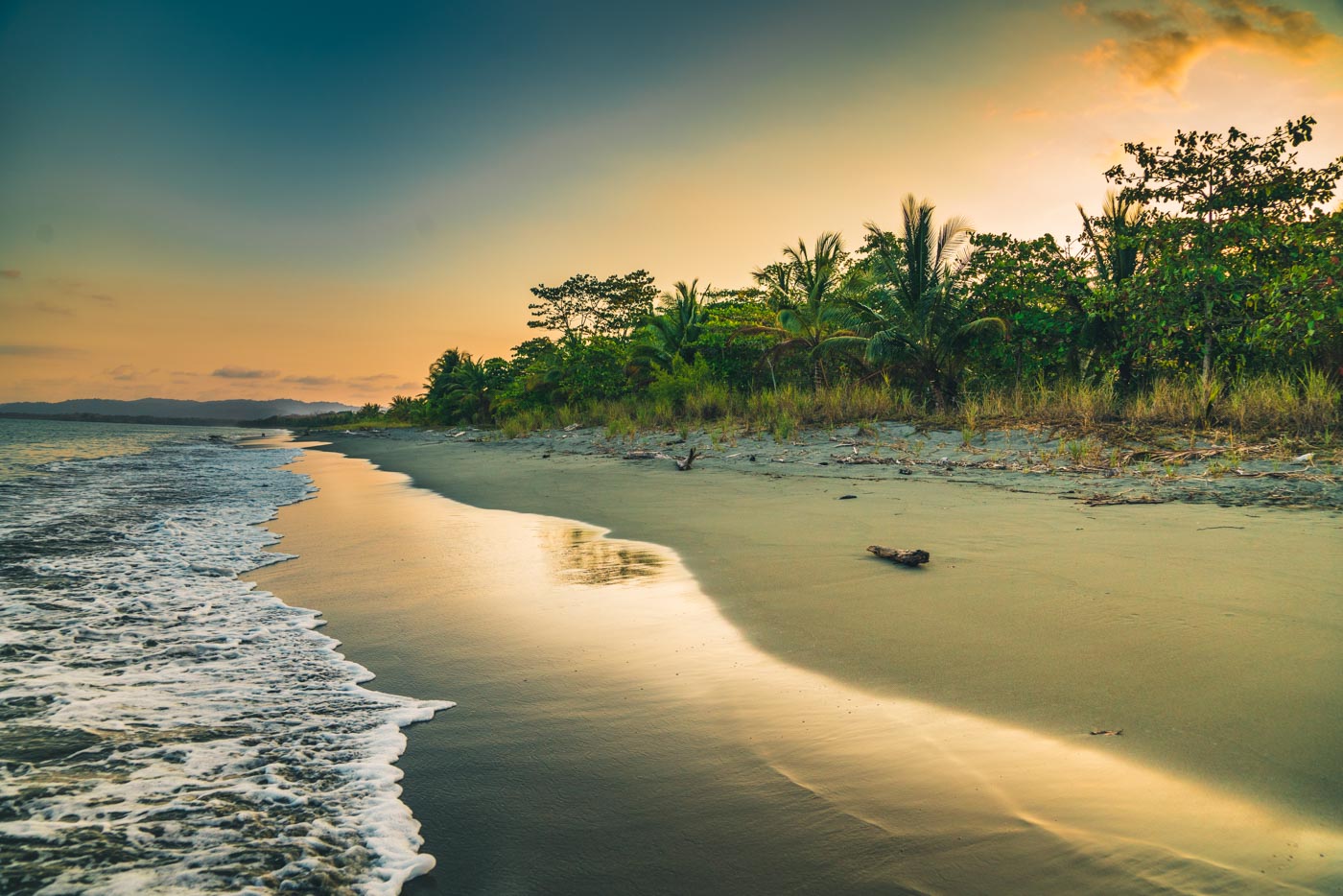 哥斯达黎加希门尼斯港:日落时分的海滩。Osa半岛