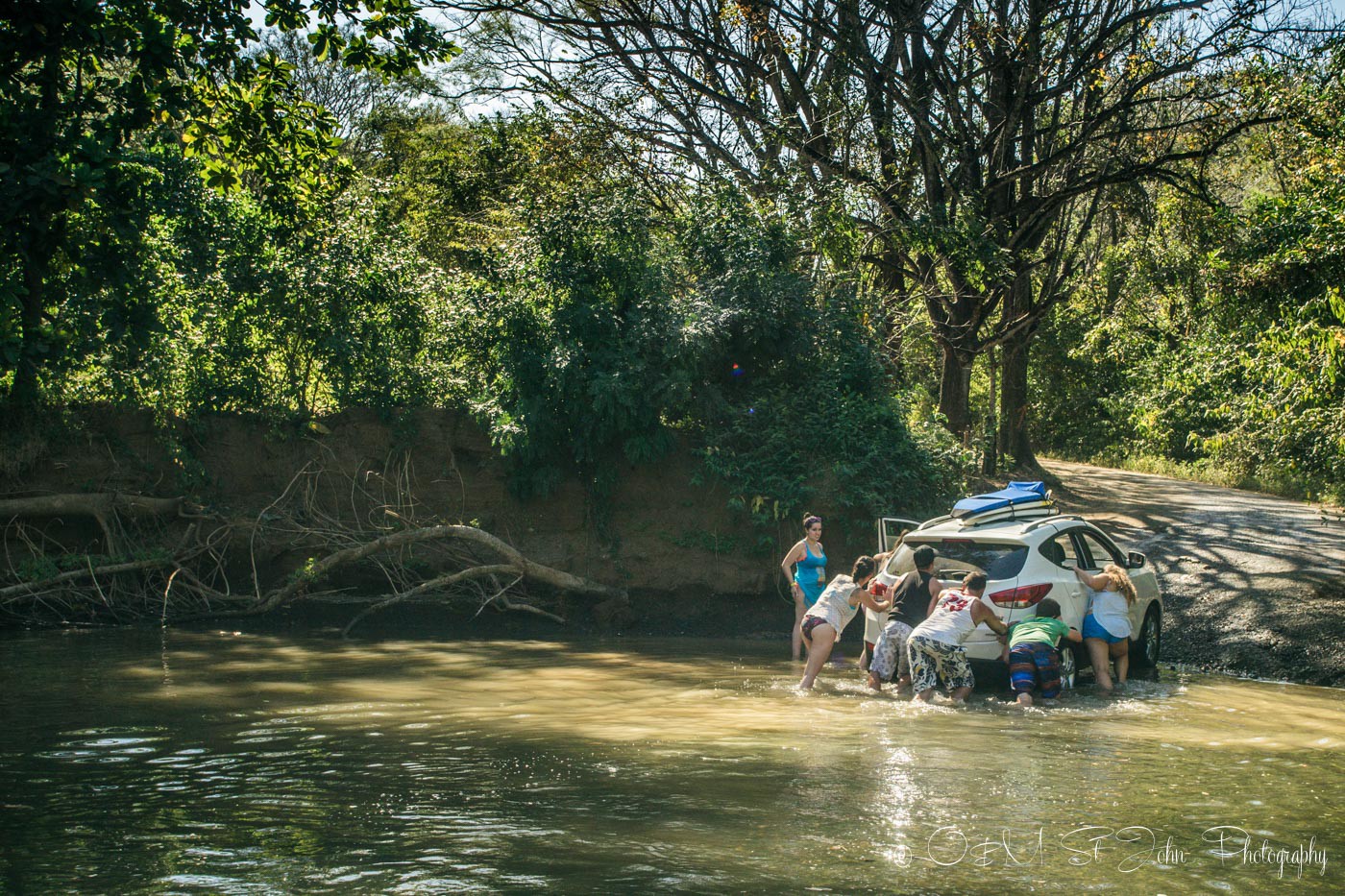 哥斯达黎加的一辆车被困在河里了