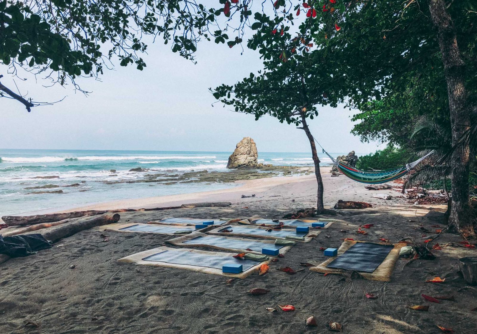 哥斯达黎加圣特蕾莎必做之事:在圣特蕾莎海滩上做瑜伽