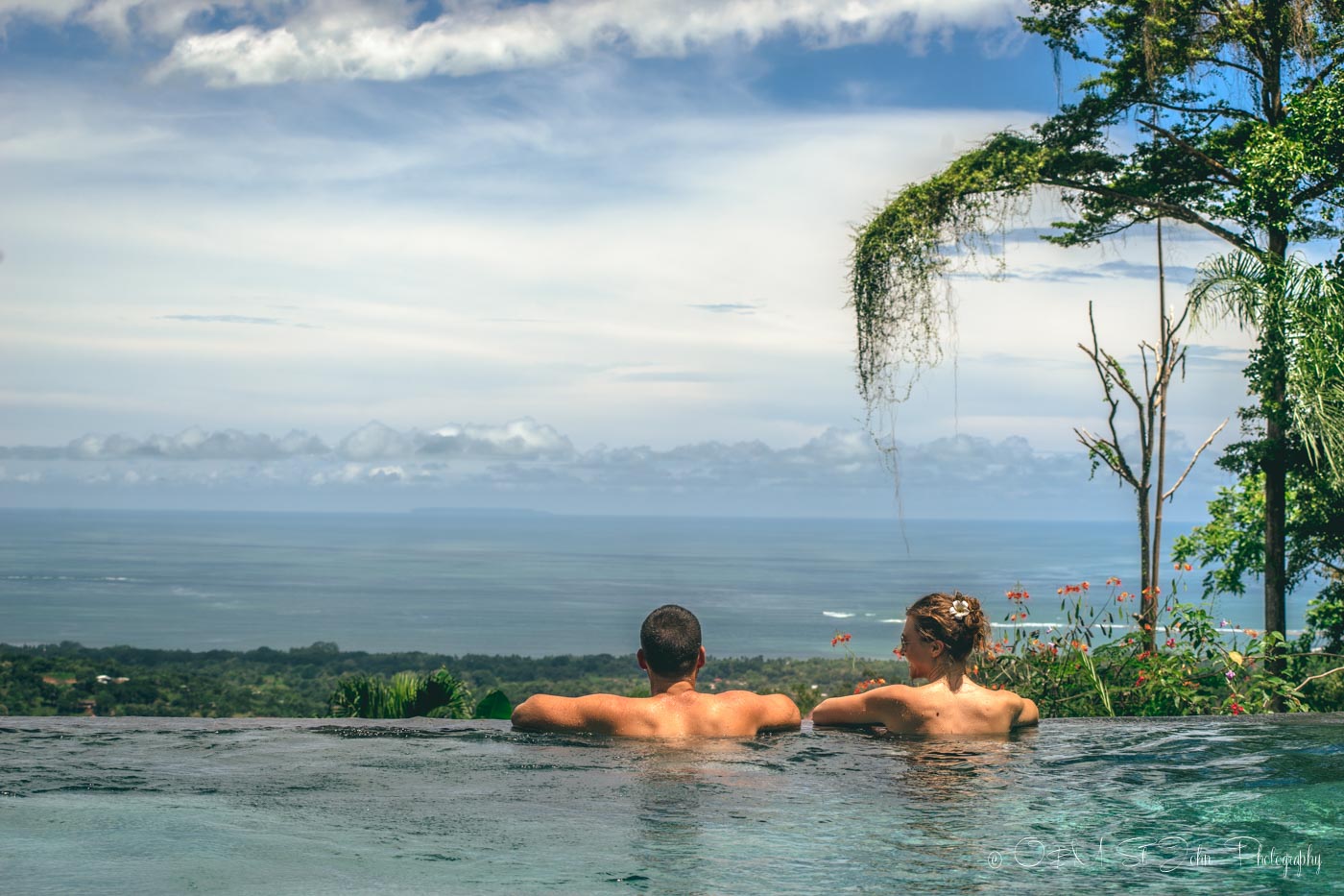 马克斯和奥克萨娜在哥斯达黎加乌维塔氧气丛林别墅的无限泳池里