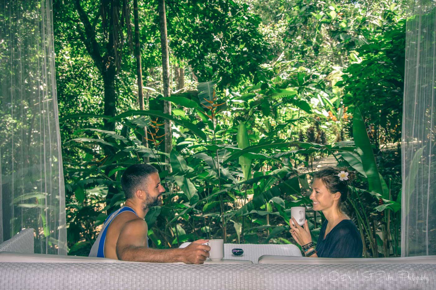 Max和Oksana喝着早茶欣赏丛林美景。乌维塔的氧气丛林别墅