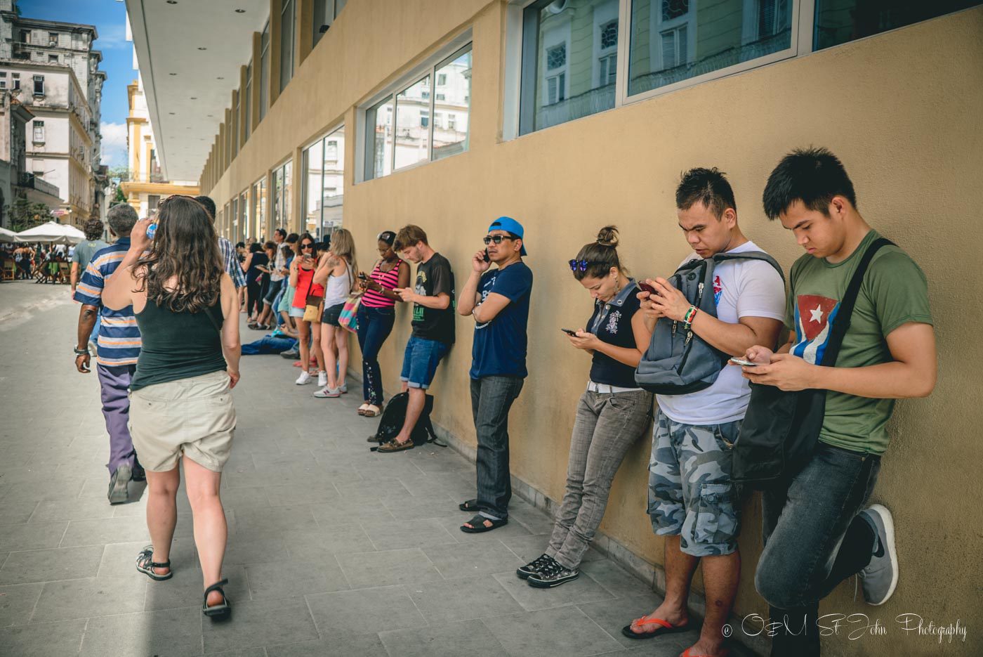 古巴的互联网:古巴哈瓦那的当地人和游客正在上网