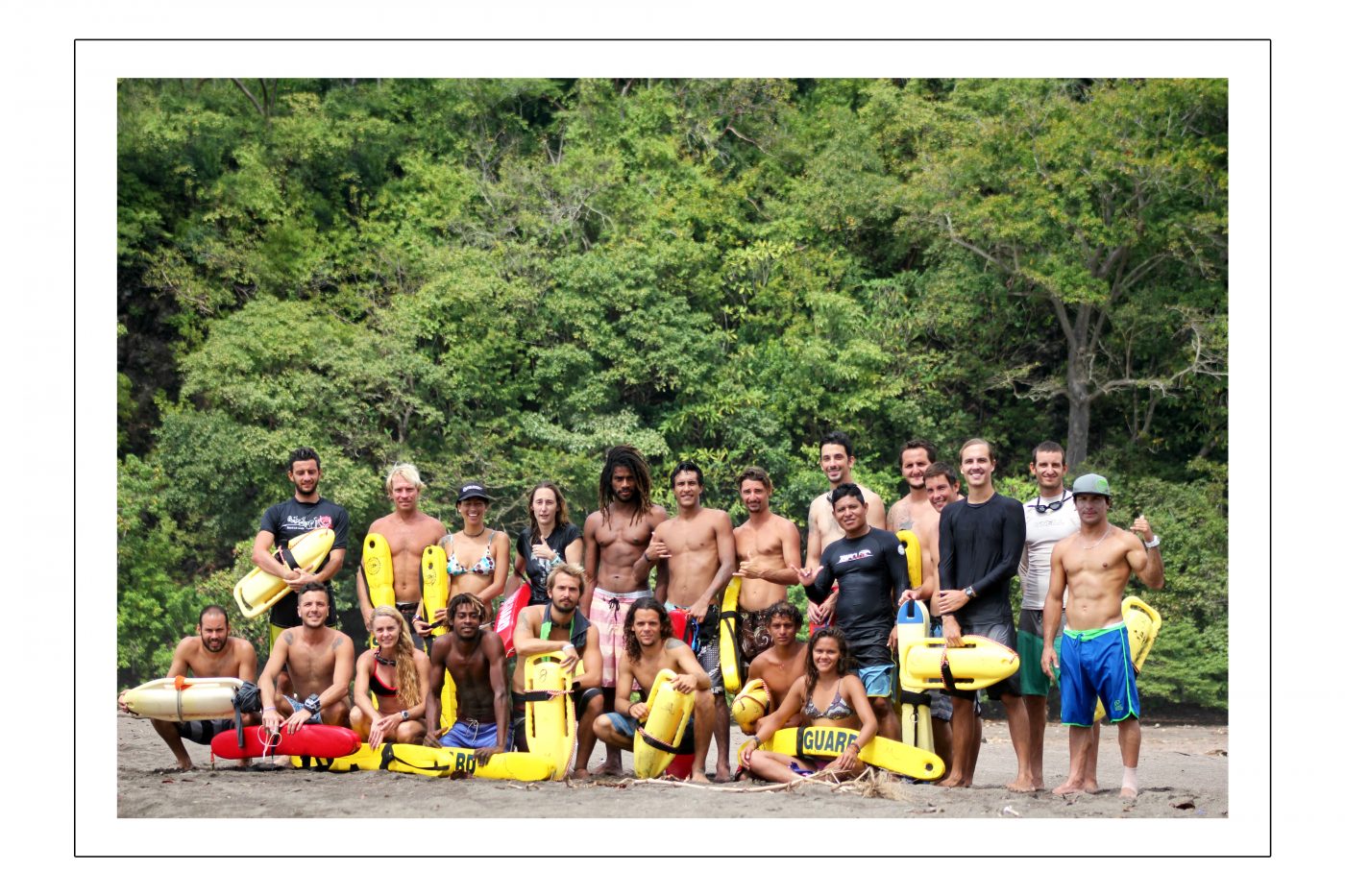 来自丛林冲浪营的老师和学生。图片由哥斯达黎加丛林冲浪提供
