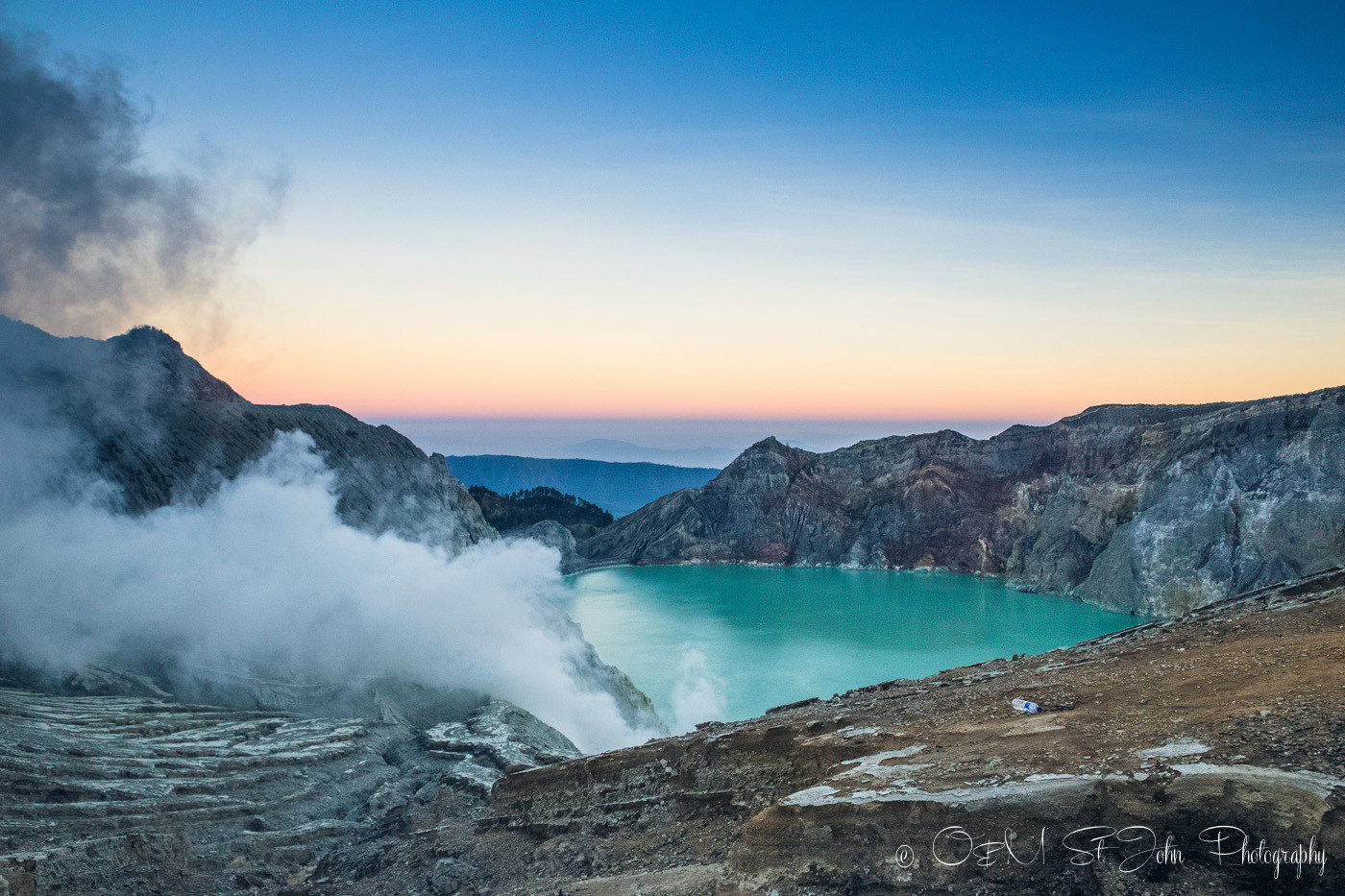 伊真火山口的绿松石硫湖。印度尼西亚东爪哇