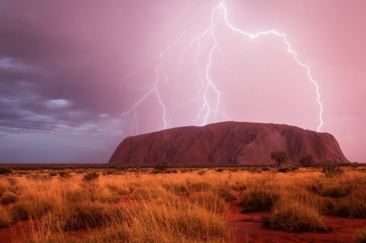 闪电在乌鲁鲁(艾尔斯岩)，新界，澳大利亚。- Christoph Schaarschmidt拍摄。