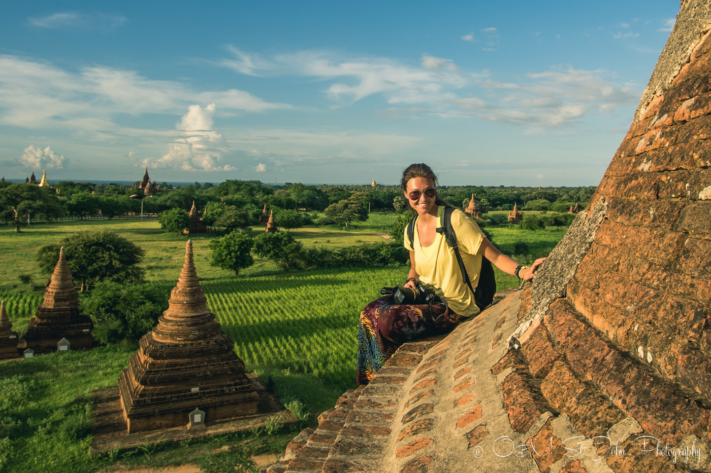 在班安的一座小宝塔上等待日落。缅甸