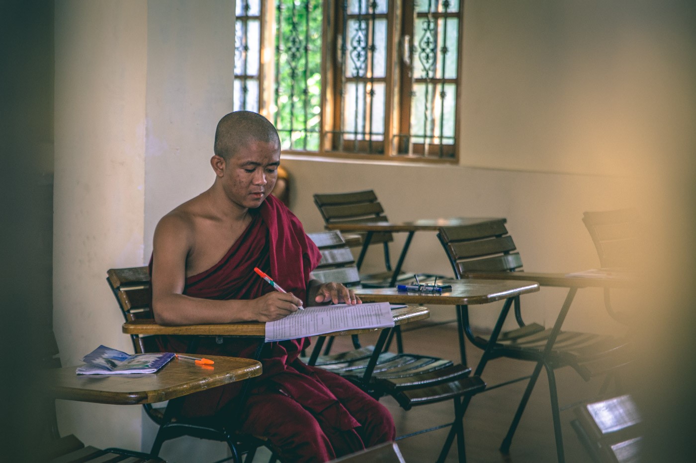仰光3天行:小和尚在仰光的一个寺庙上数学课。缅甸