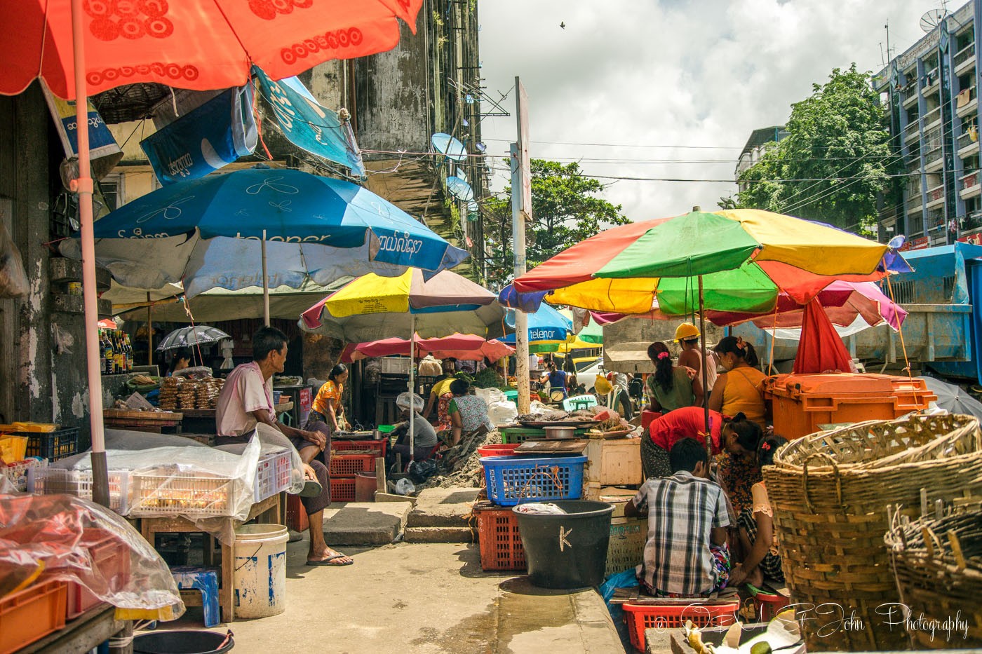 仰光3日游:仰光繁忙的街头市场。缅甸