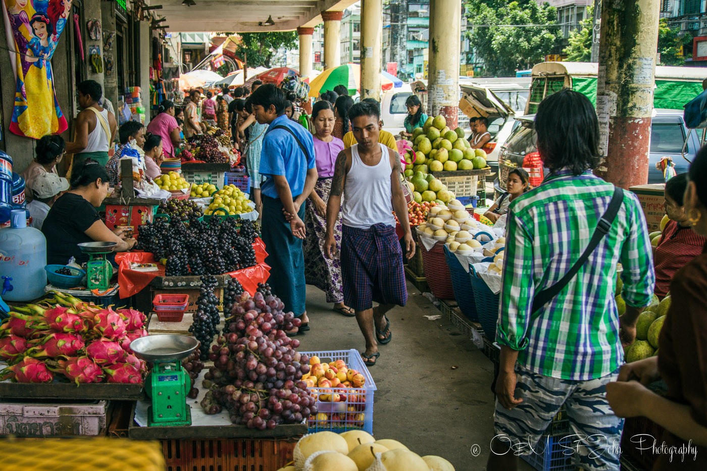 仰光3日游:仰光繁忙的街头市场。缅甸