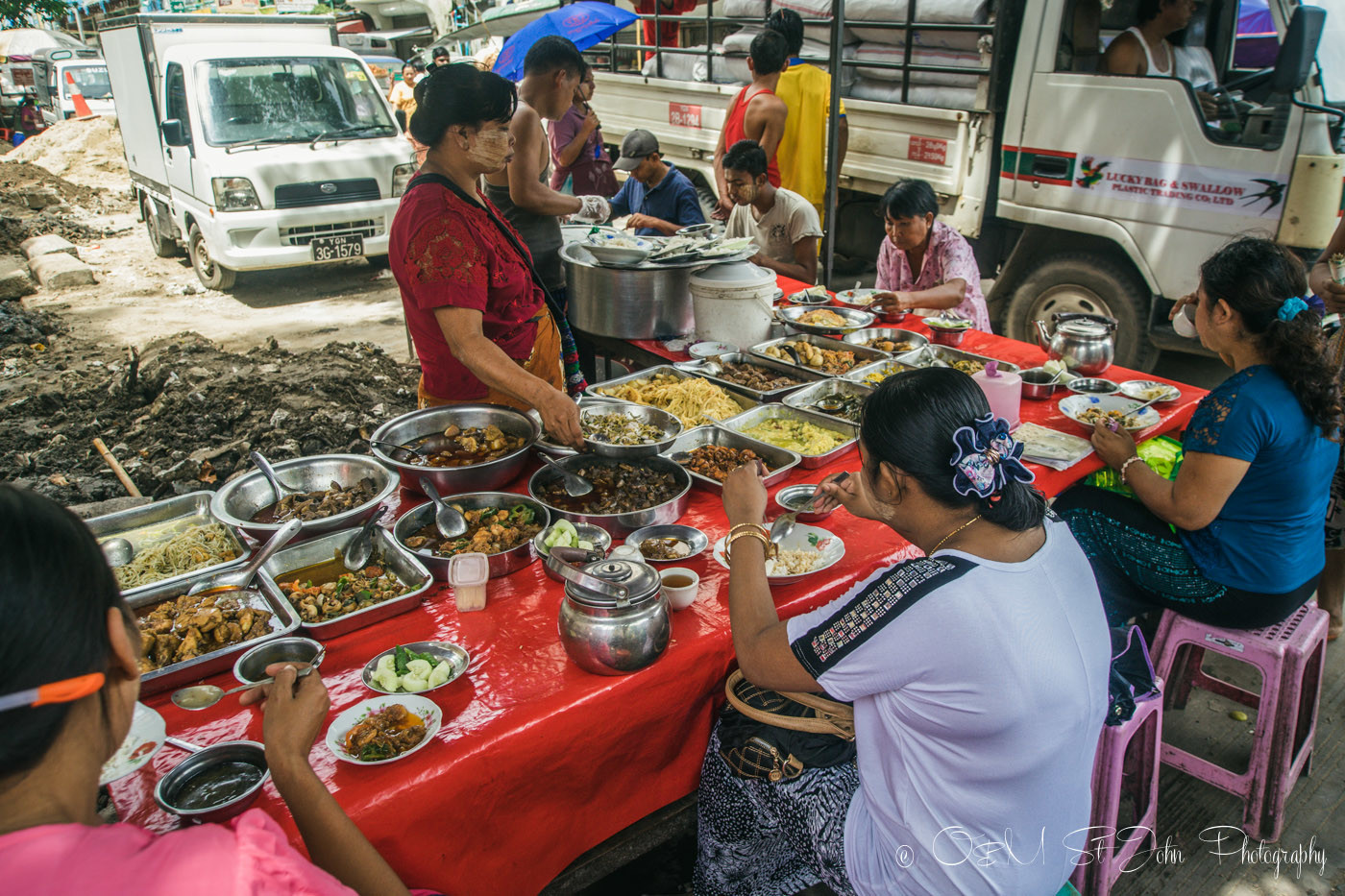 仰光的街头小吃摊。缅甸