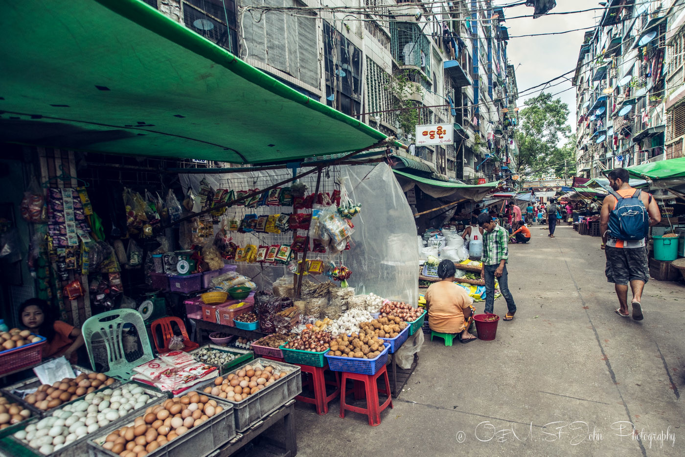 仰光的街头摊位。缅甸