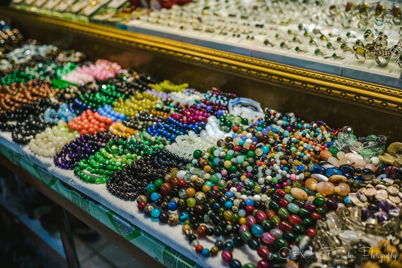仰光3日游:Bogyoke Aung San市场的珠宝。仰光。缅甸