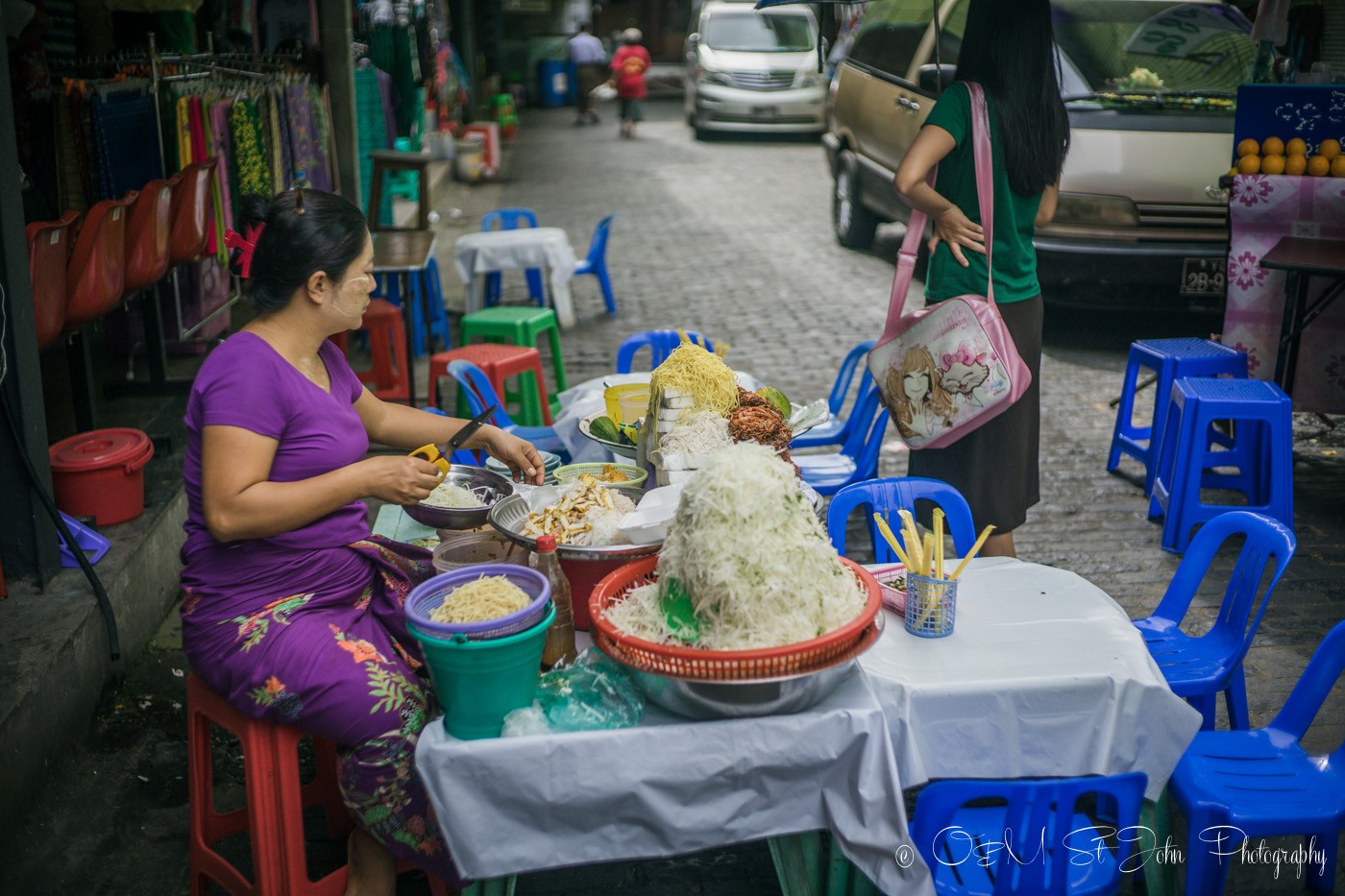 仰光3天:Bogyoke Aung San市场外的小吃摊。仰光。缅甸