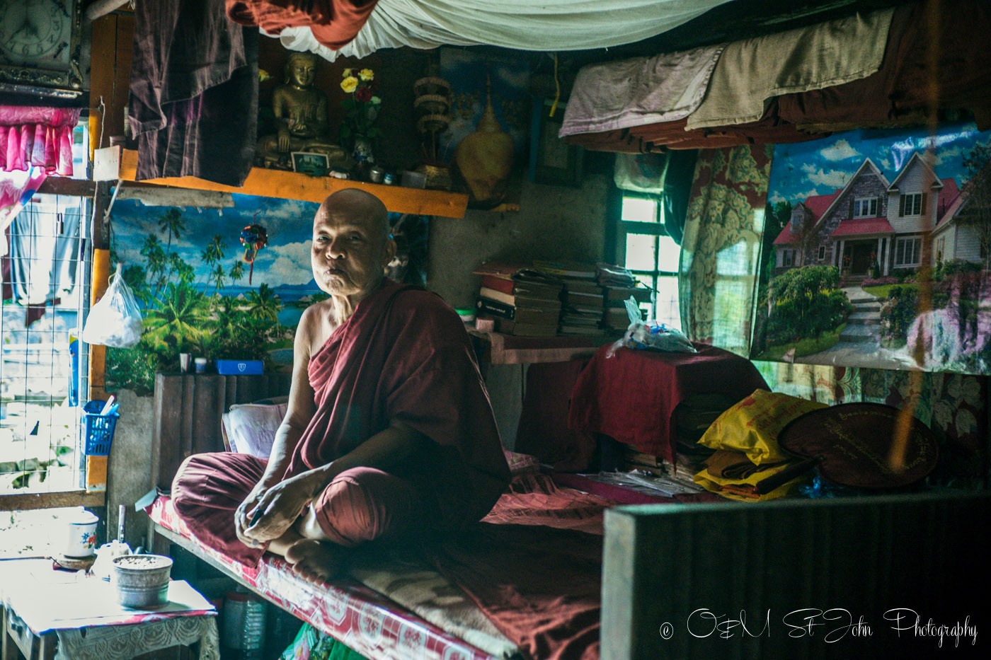 仰光3日游:寺院内的生活区。仰光。缅甸