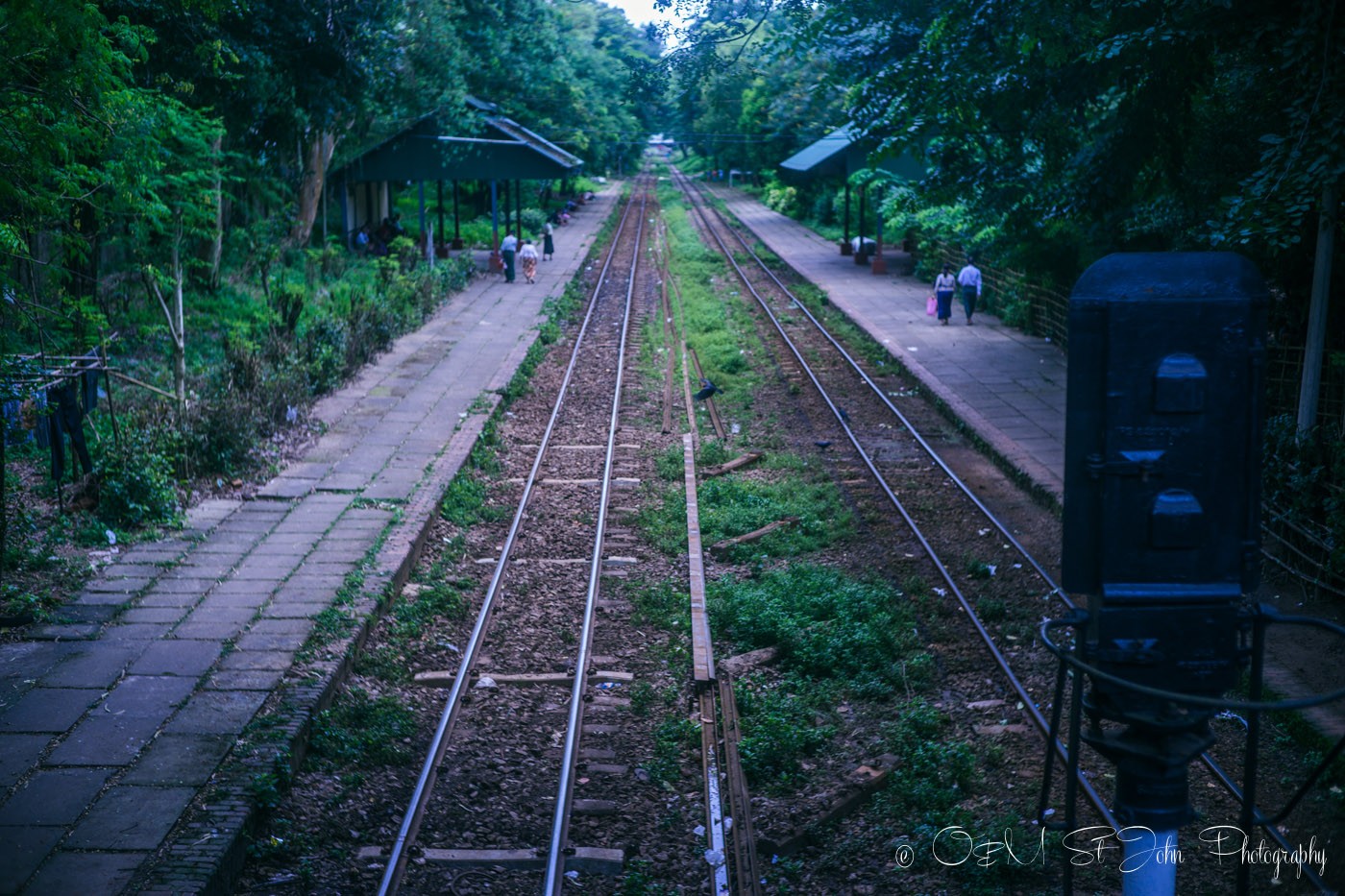 仰光3日游:火车轨道穿过仰光。缅甸
