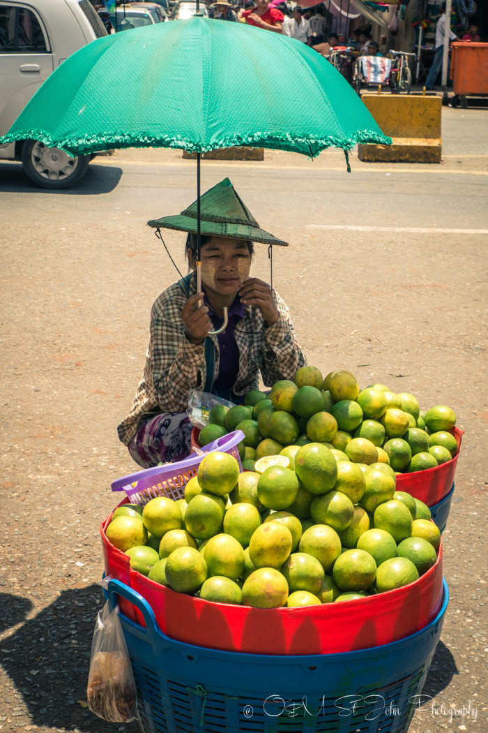 一名缅甸妇女在仰光的街头市场上卖水果。缅甸