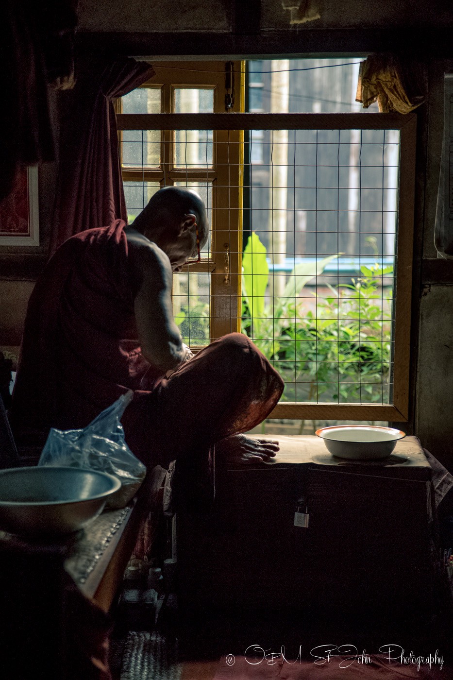 仰光3天行:缅甸仰光一所修道院的和尚在自己的住所里学习