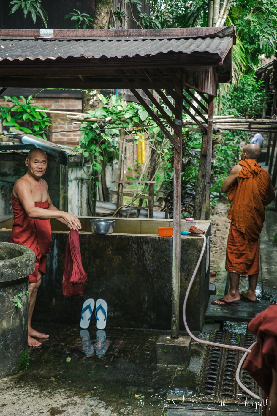 仰光3日游:僧侣们在寺院沐浴。仰光,缅甸
