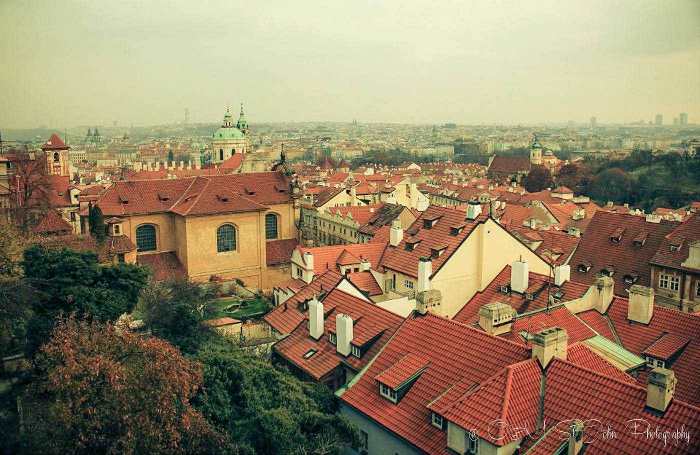 从彼得林山俯瞰布拉格
