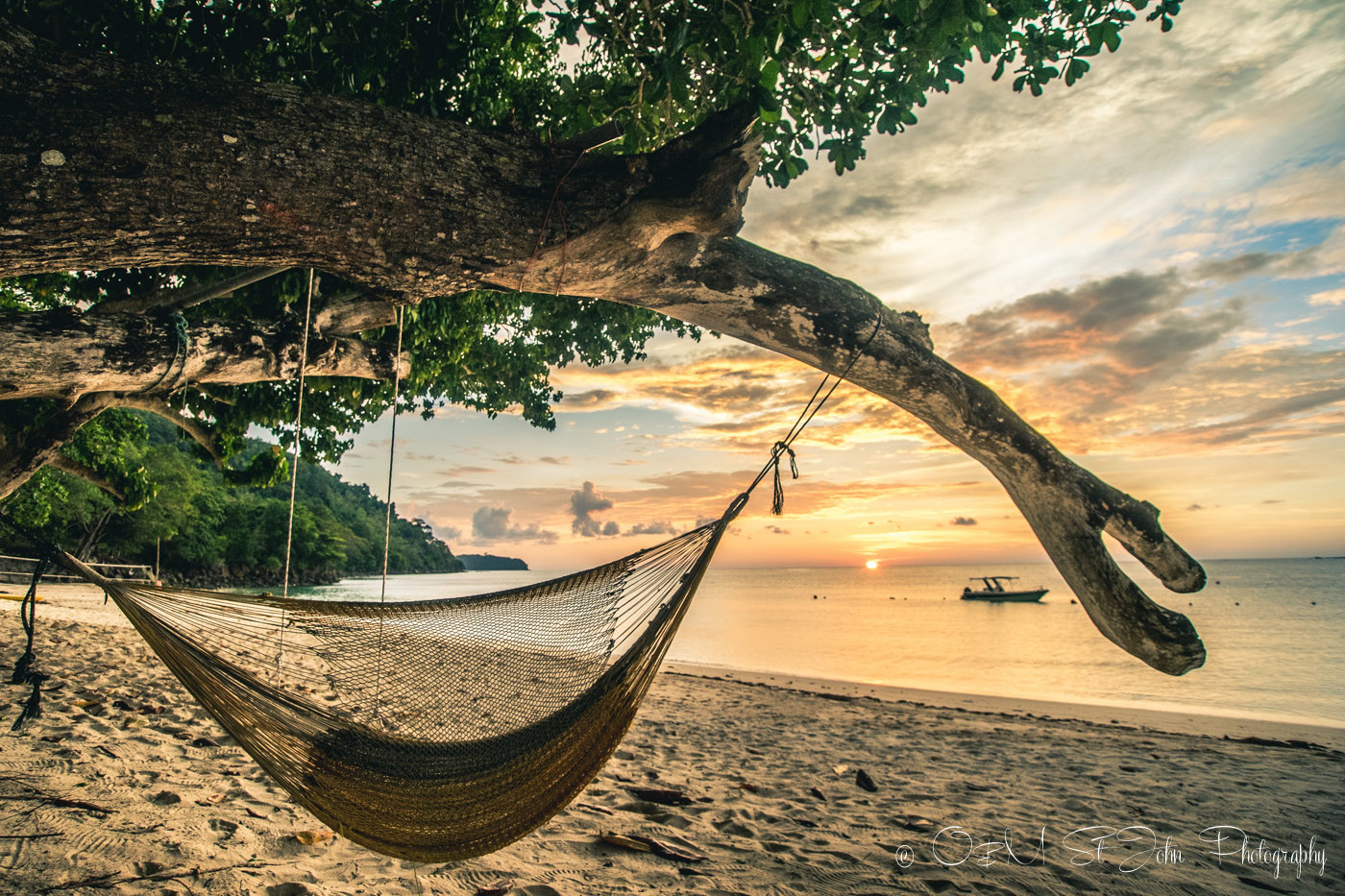 在Mañana婆罗洲度假村俯瞰海滩的吊床。沙巴。马来西亚