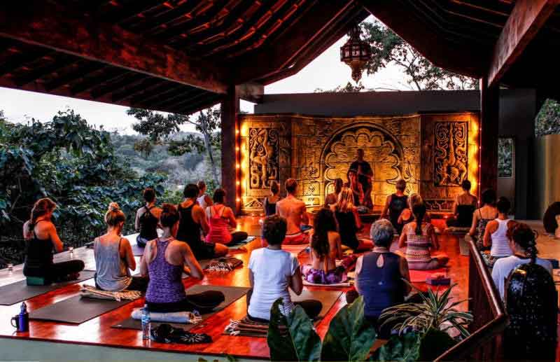 哥斯达黎加的瑜伽静修所:人们在Anamaya静修所练习瑜伽