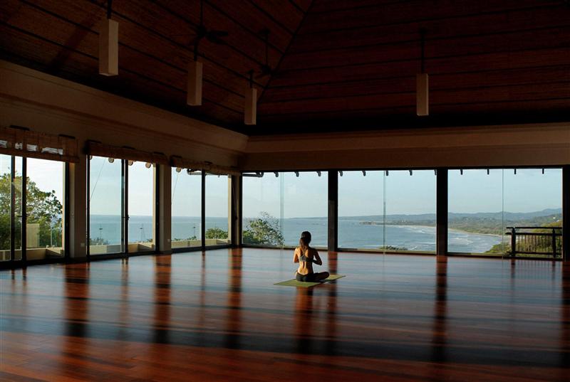 哥斯达黎加的瑜伽静修所:人们在蓝色精神静修所冥想