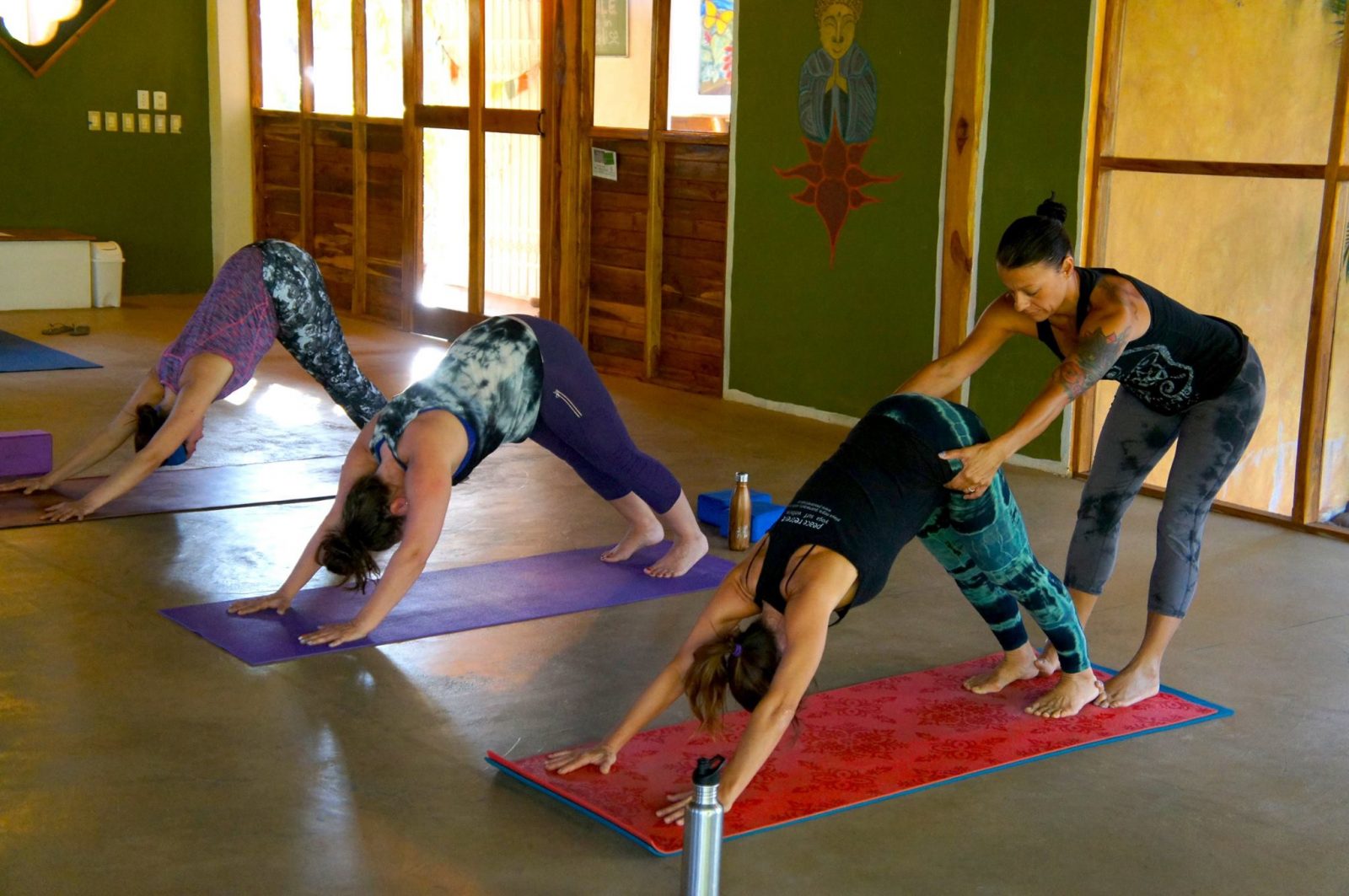 在普拉亚阿维利亚纳斯怎么做:人们在练习瑜伽